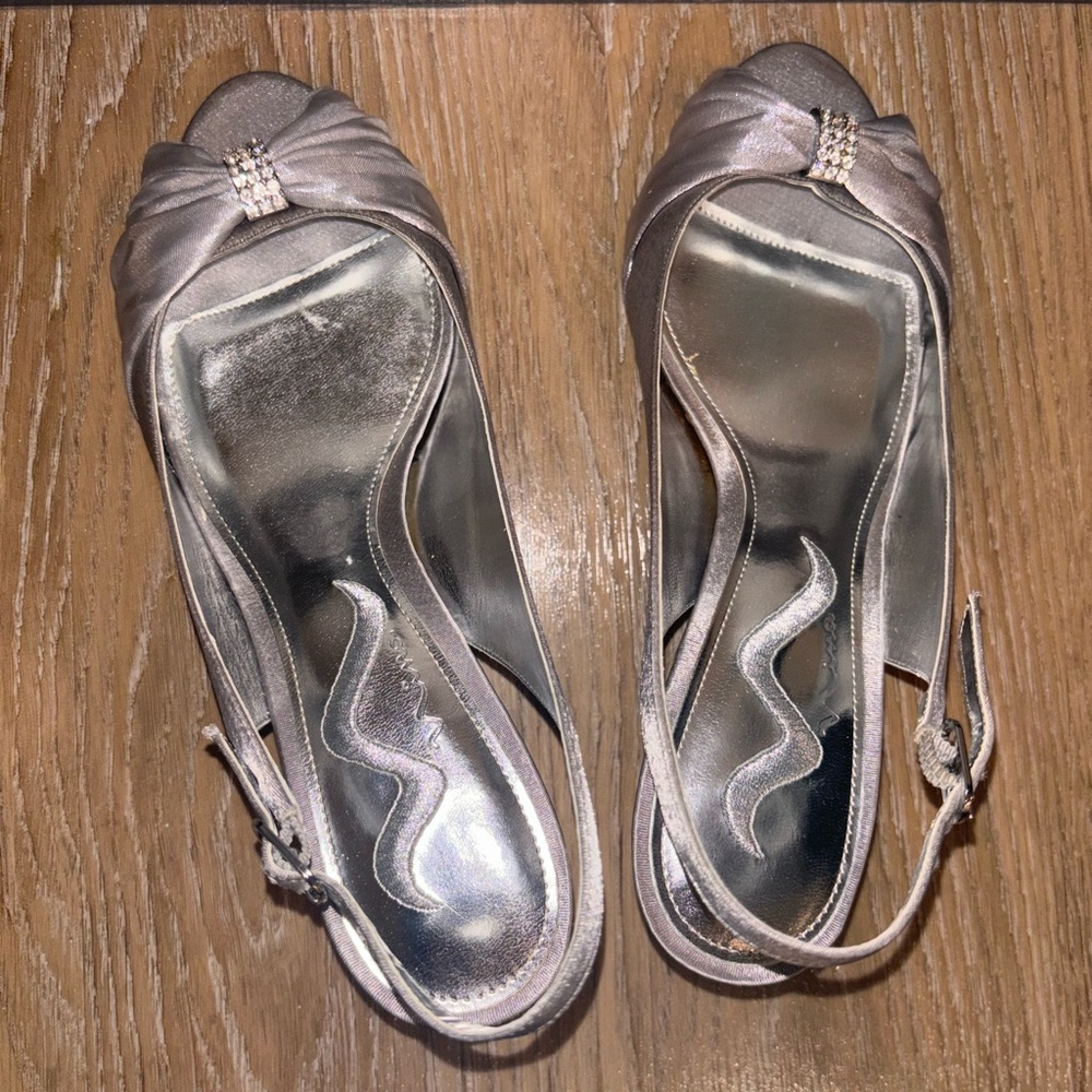 Silver Heels - Picture 3 of 5